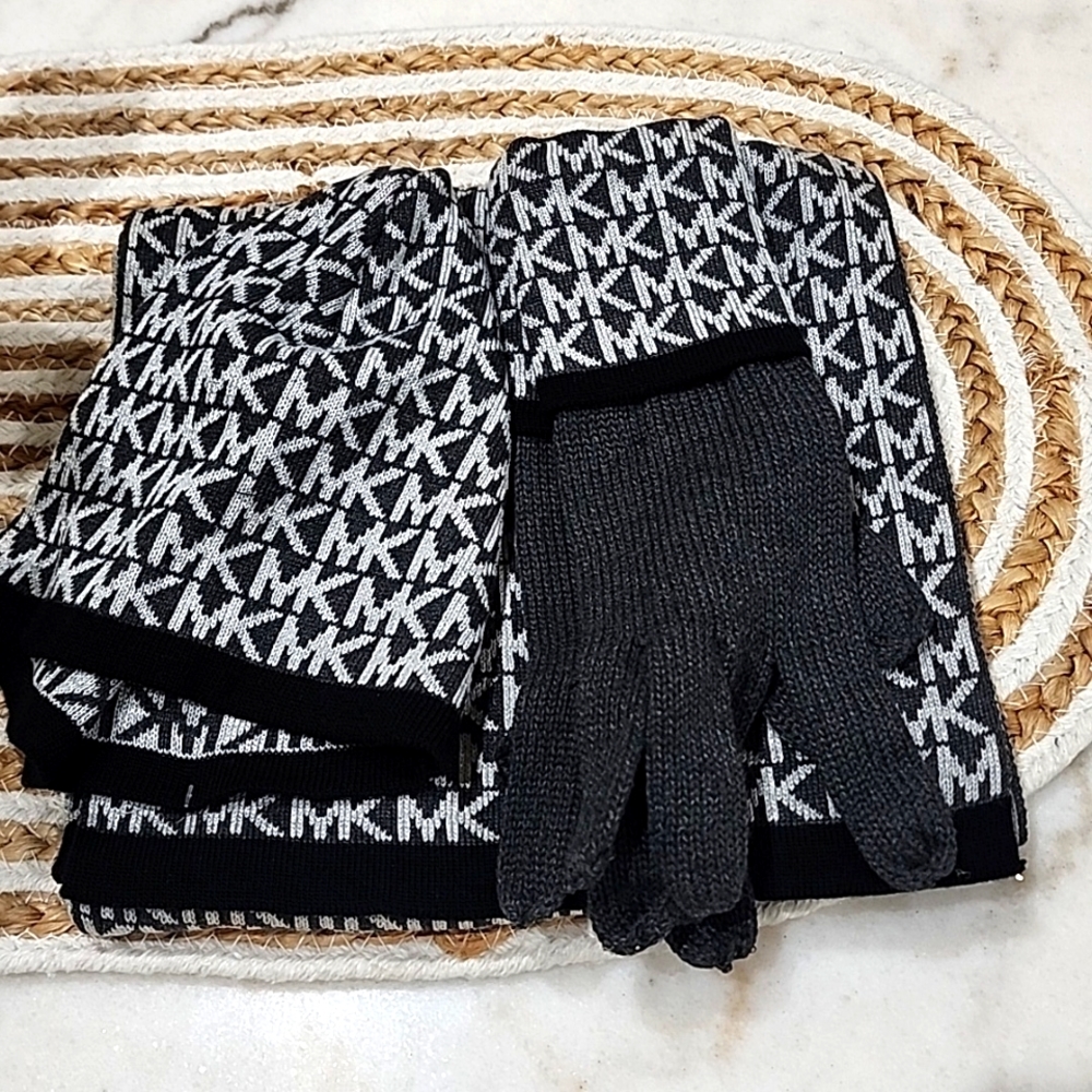 Michael kors scarf set black and white
